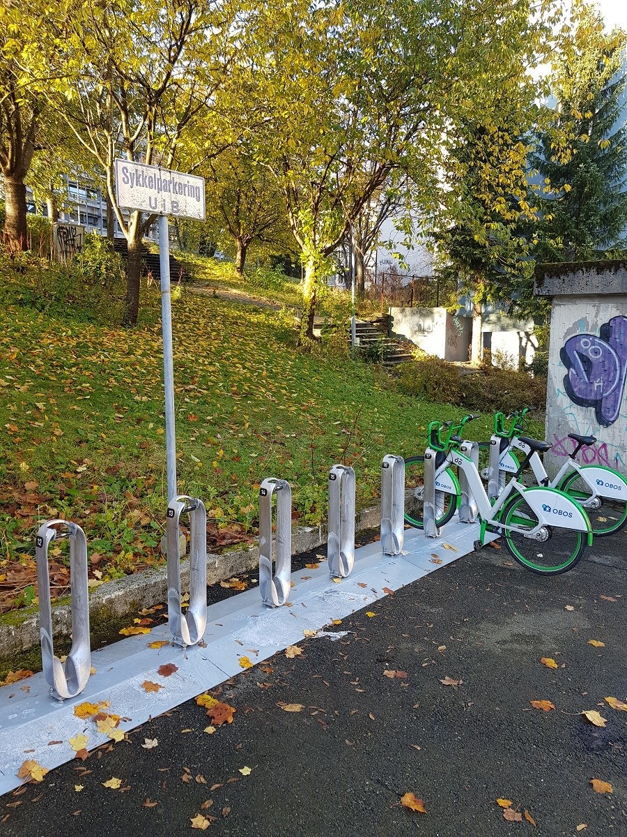 Kollektivtraffikk: Parkeringspunkt for bysykkel ved Autogården, ca. 100 meter unna Galleribilde