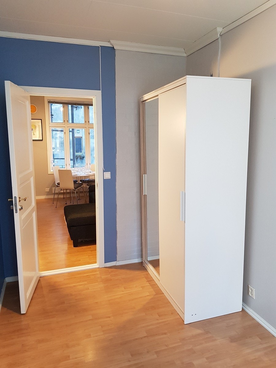 Soverom 1: Garderobeskap med speil, ser ut mot stue Galleribilde