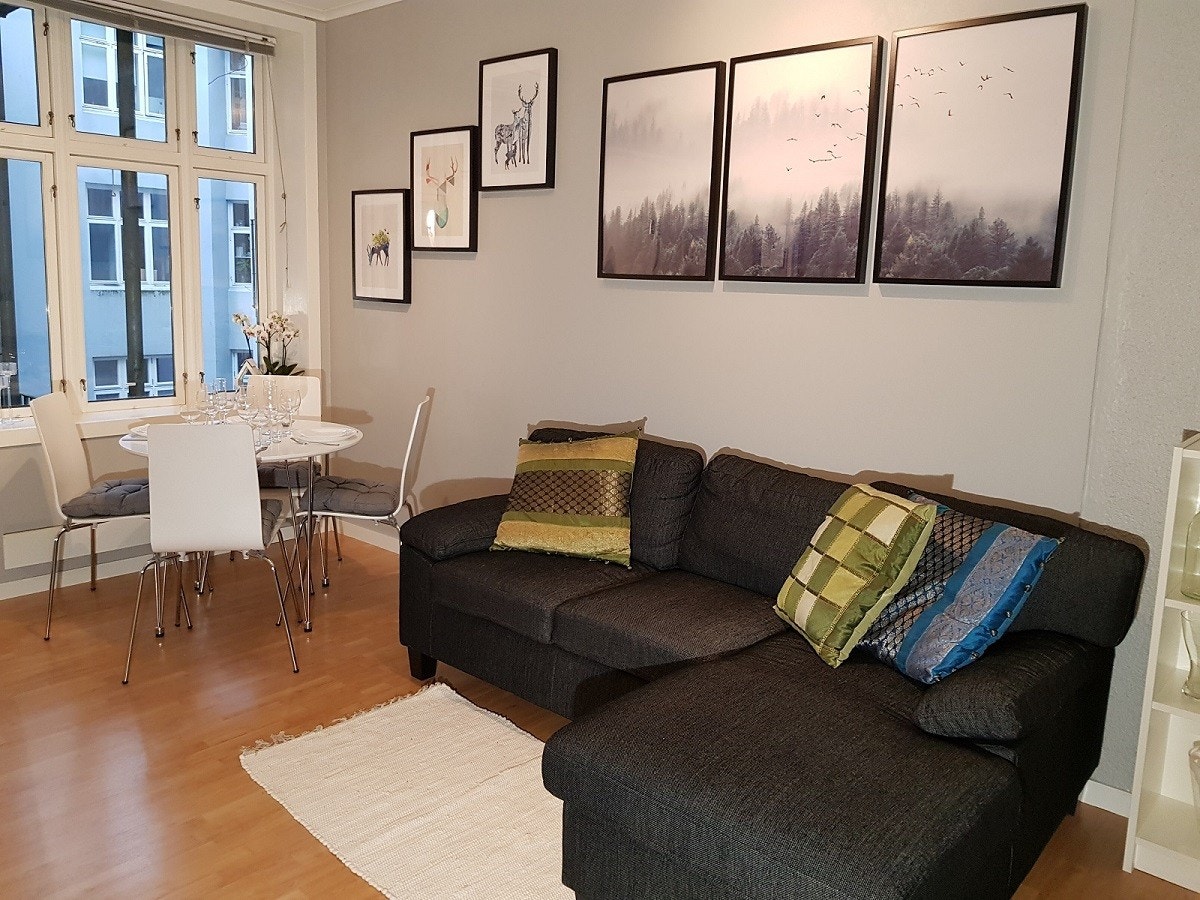 Stue: Spisebord med stoler, sofa med chaise longue (NB: Vi ha skiftet ut sofaen) Galleribilde