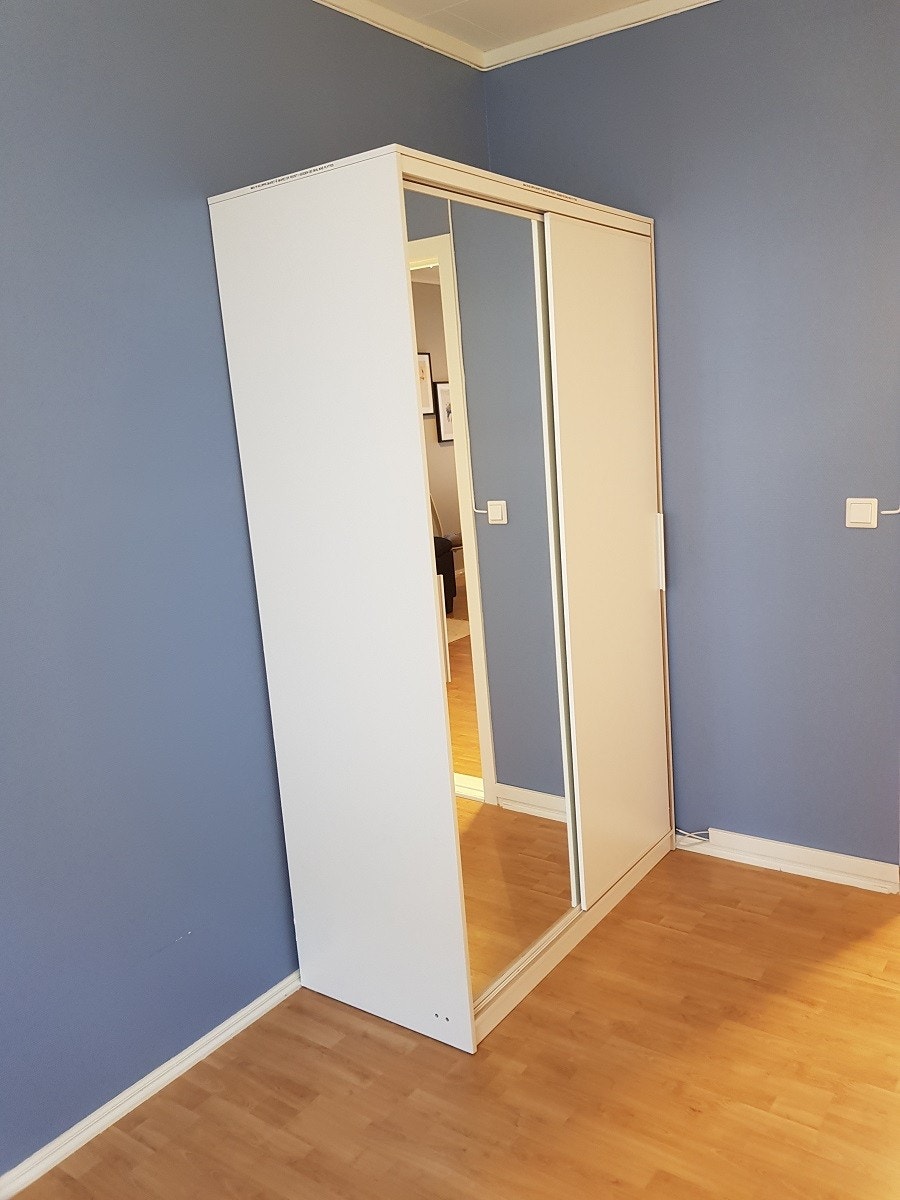 Soverom 2: Garderobeskap med speil Galleribilde