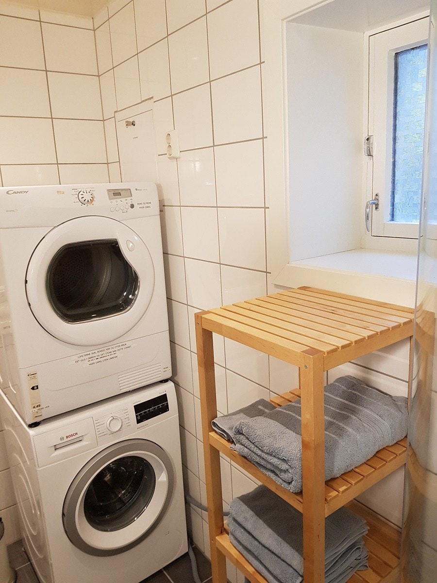 Bad: Toalett, vaskemaskin og tørketrommel Galleribilde