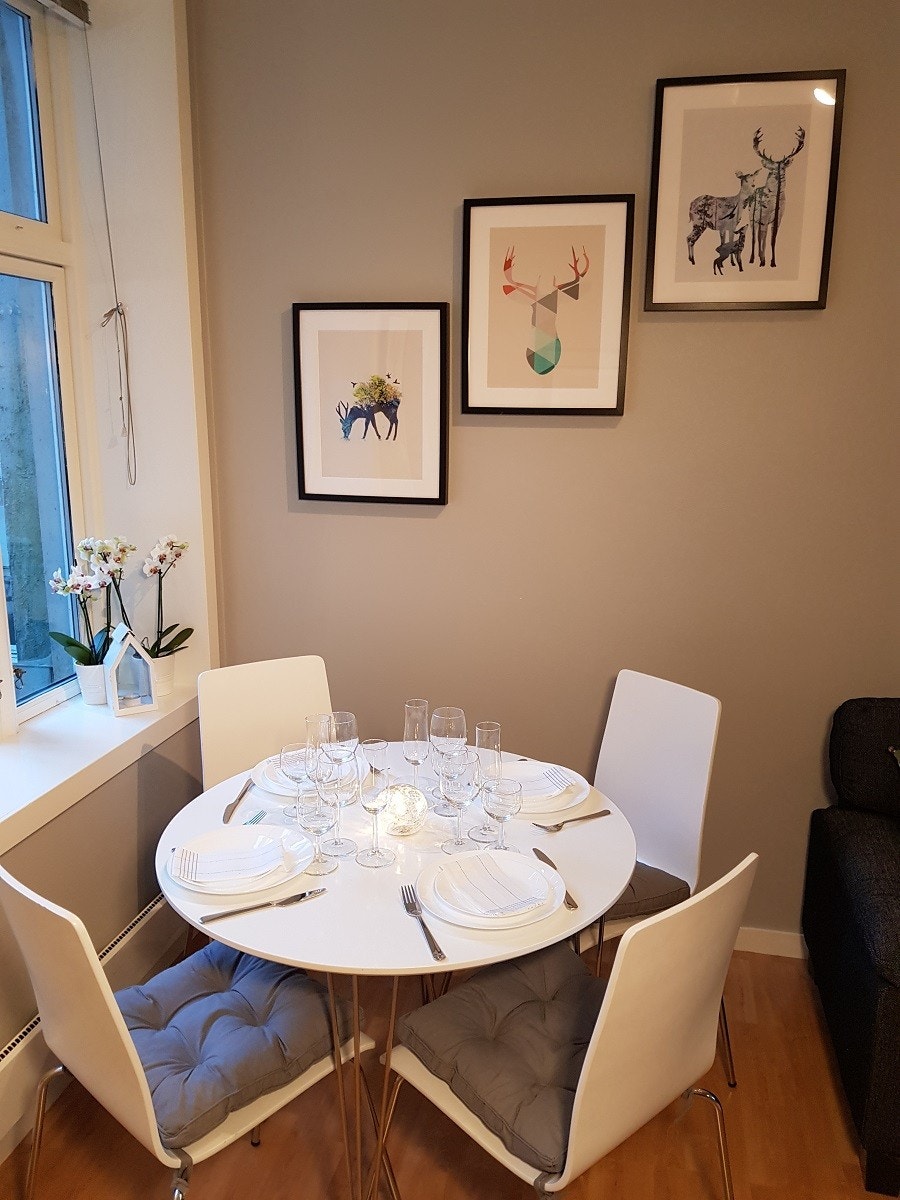 Stue: Leiligheten er dekorert med diverse bilder med natur- og dyretema Galleribilde