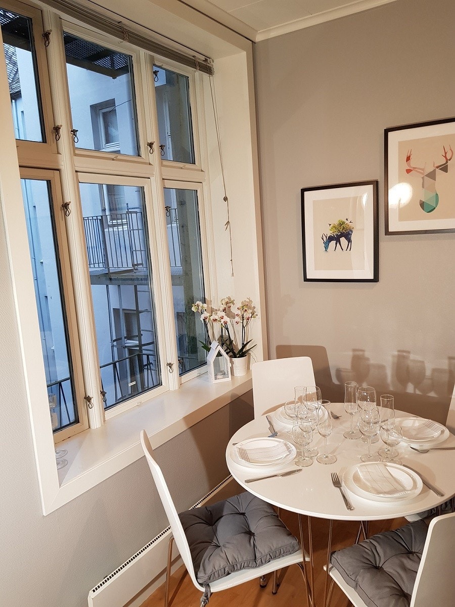 Stue: Spisebord, stoler, leiligheten har alt som trengs av tallerkener, bestikk og glass Galleribilde