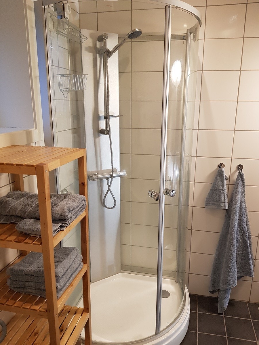 Bad: Dusjkabinett og hylle Galleribilde