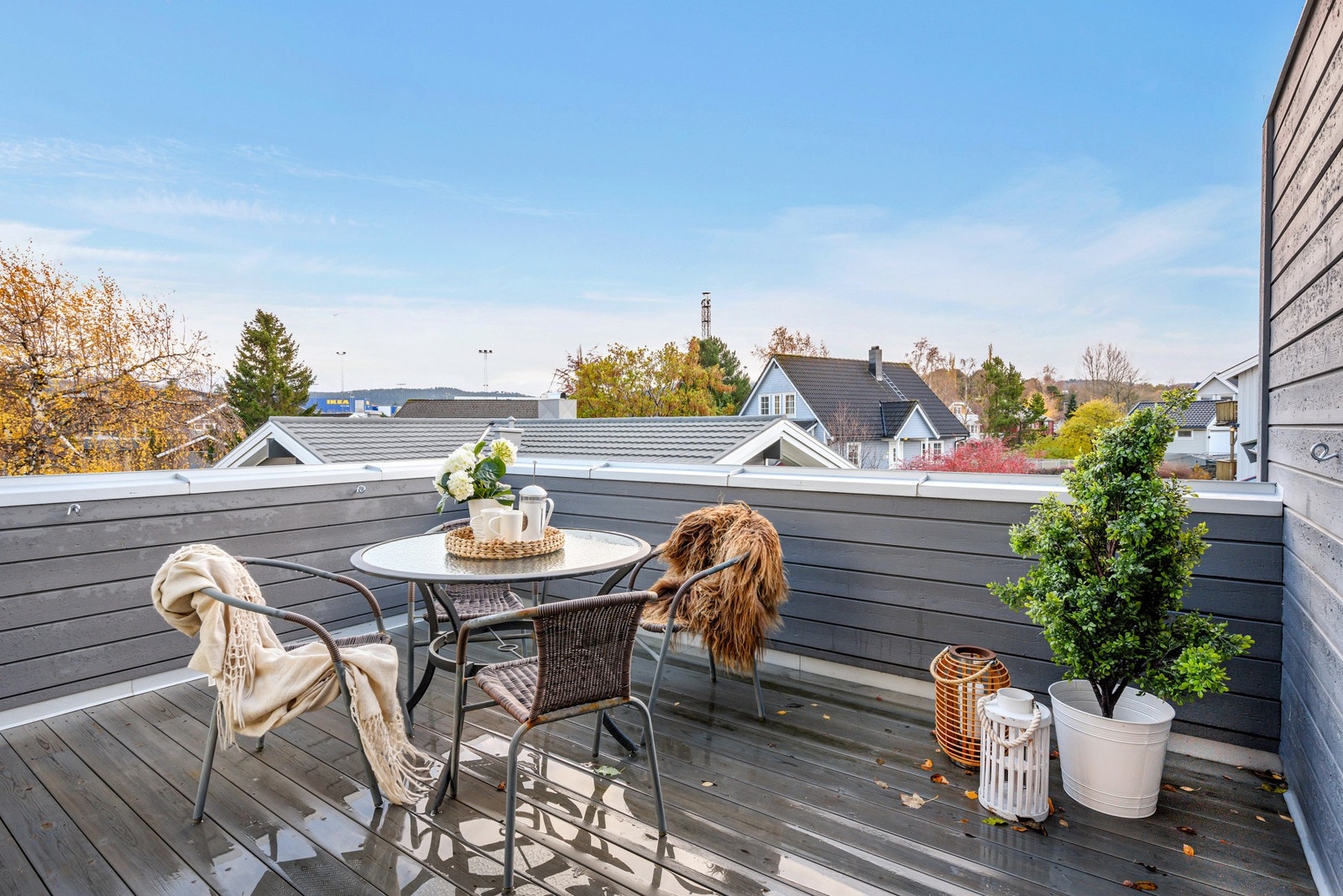 Sørvendt takterrasse med svært gode solforhold fra morgen til kveld. Galleribilde