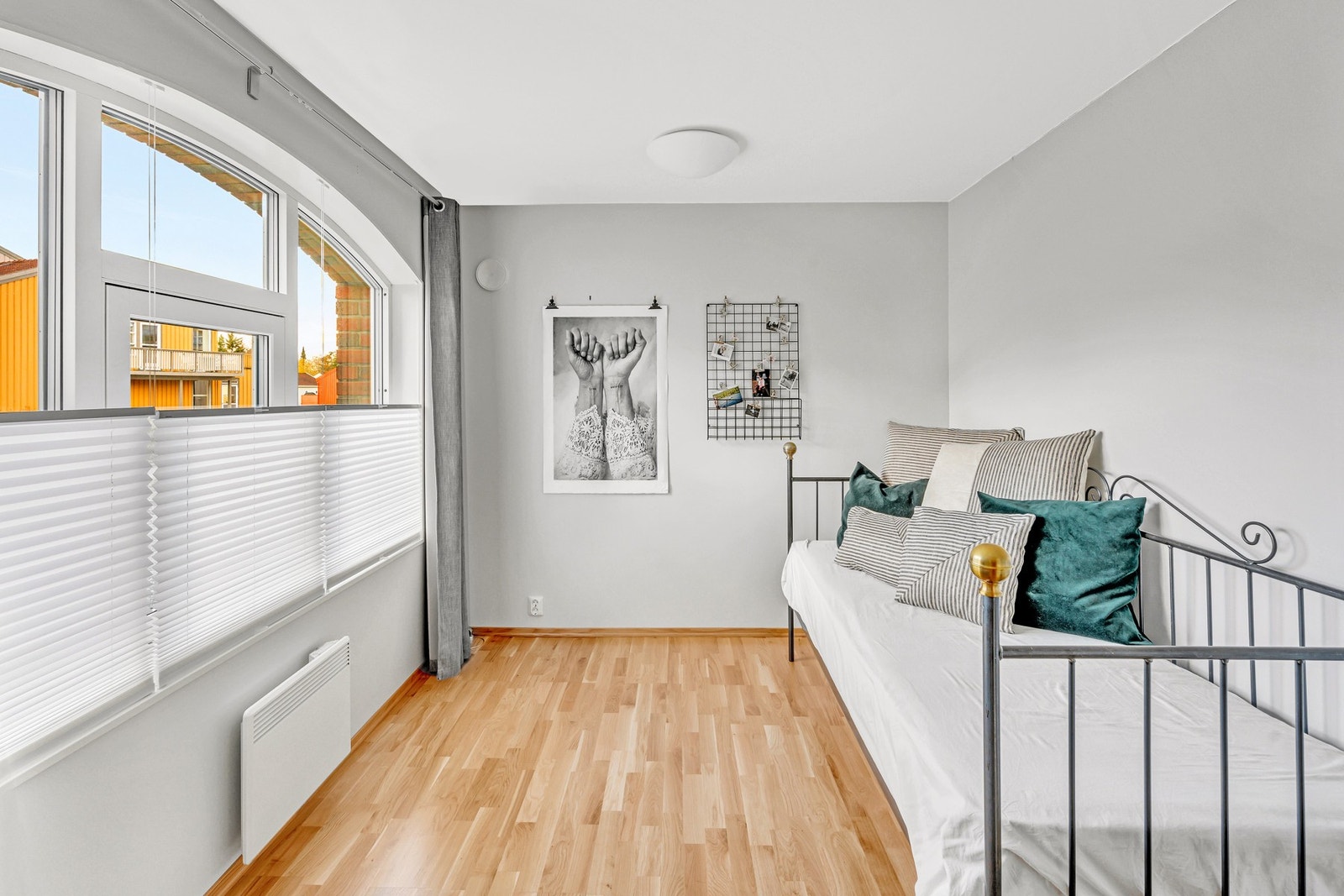 1.etasje: Soverom nr. 1 er på 10,5 kvadratmeter og har god plass til både dobbeltseng og nattbord. Parkett på gulv. Galleribilde