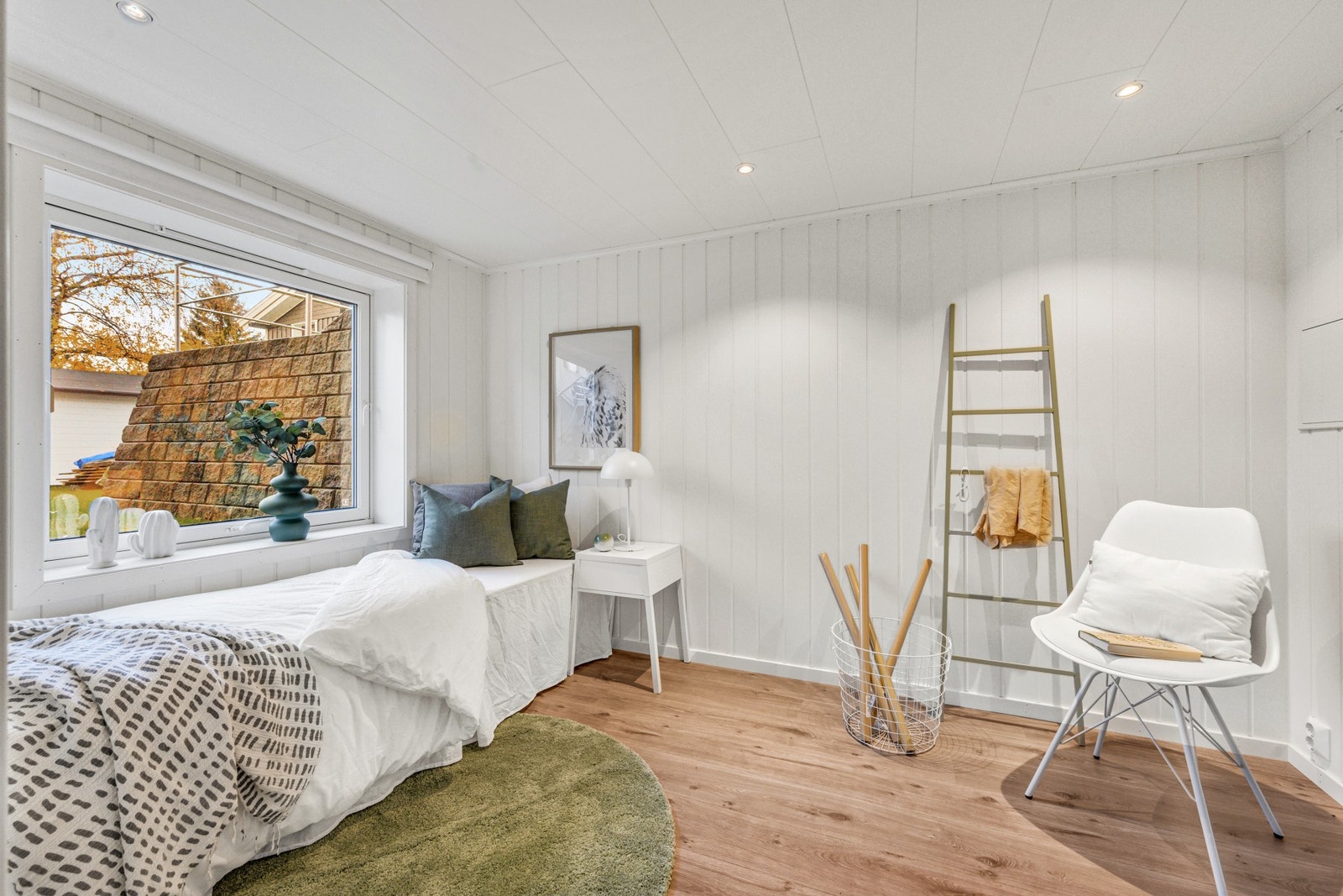 Sokkel/utleiedel: Soverom nr. 2 er på ca. 8 kvadratmeter og er vendt mot den rolige hagen. Galleribilde