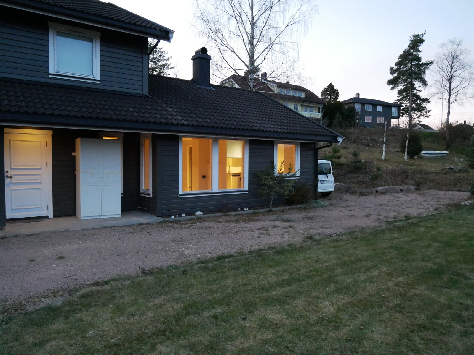 Fasade. God plass til flere biler Galleribilde