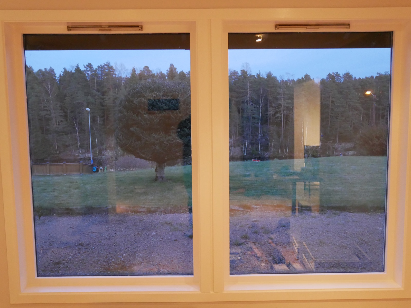 Store stuevinduer gir mye lys og godt utsyn Galleribilde