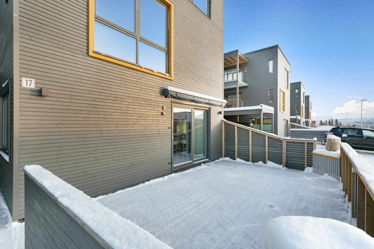 Stor markterrasse med 230V stikkontakt på platting og lagt høytalerkabel fra stue til hvert hjørne av verandaen