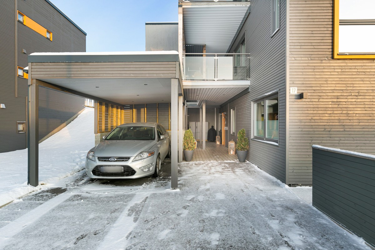 Praktisk løsning med carport ved inngangsparti noe som gjør at du går tørrskodd til bilen