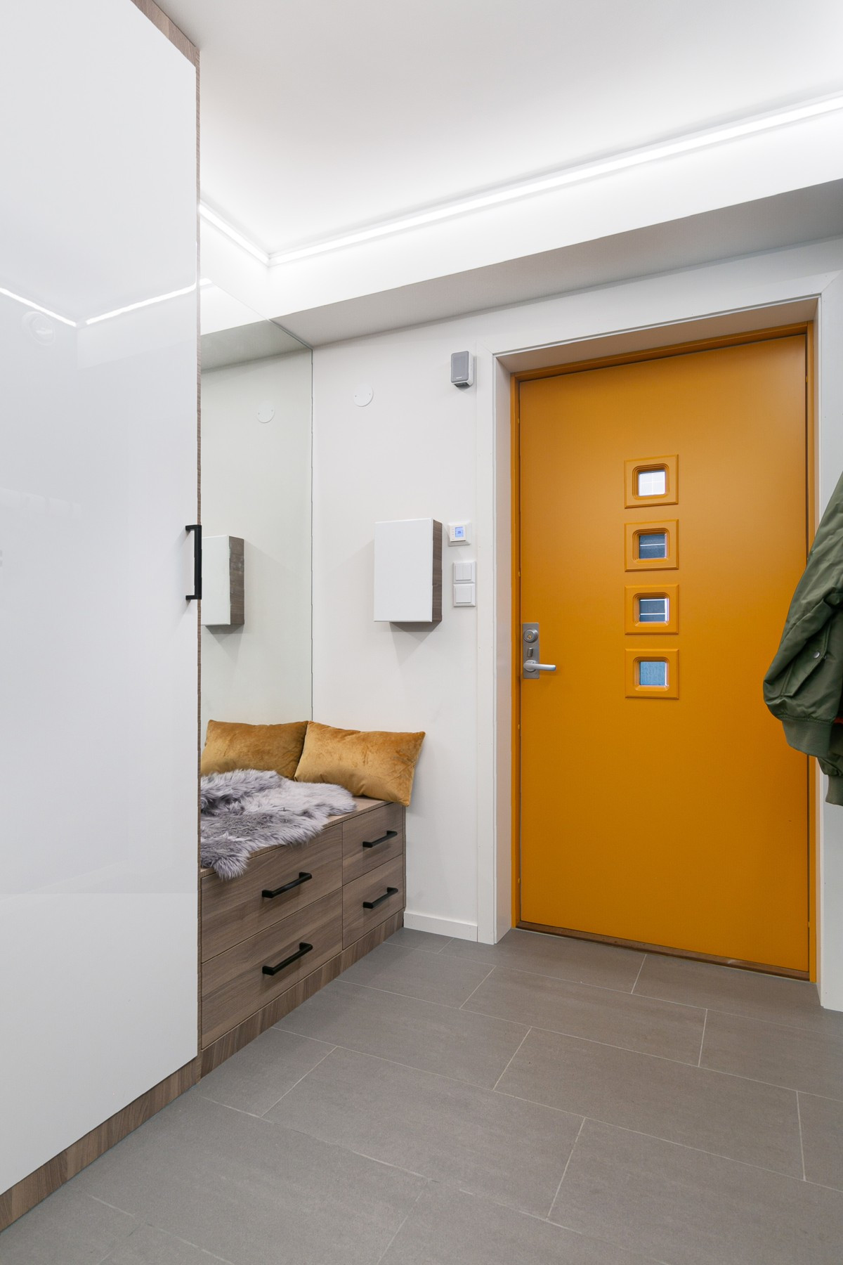 Garderobe med sittegruppe og speil - Lyslisten i taket kan dimmes - her er ingenting overlatt til tilfeldighetene