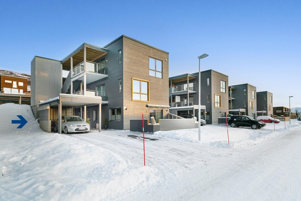 Boligen ligger på første plan i et barnevennlig boligområde på Strand