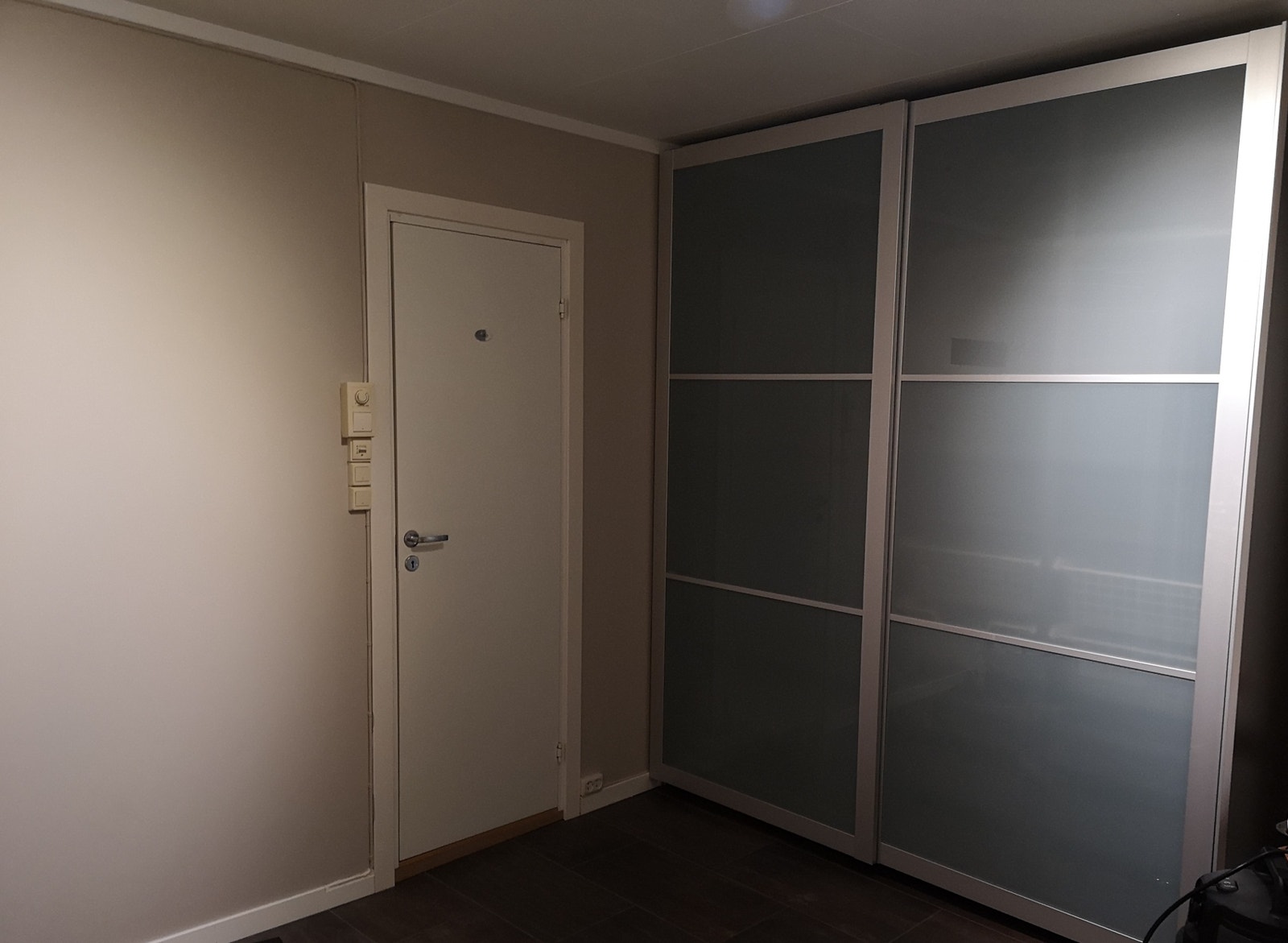 entre med stor skyvedørsgarderobe Galleribilde