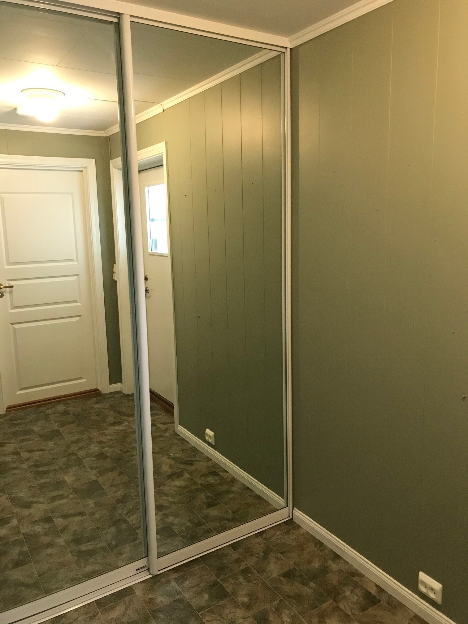 Garderobe i vindfang Galleribilde