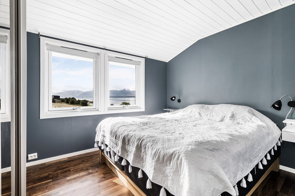 Soverom i 2 etg. med skyvedørsgarderobe