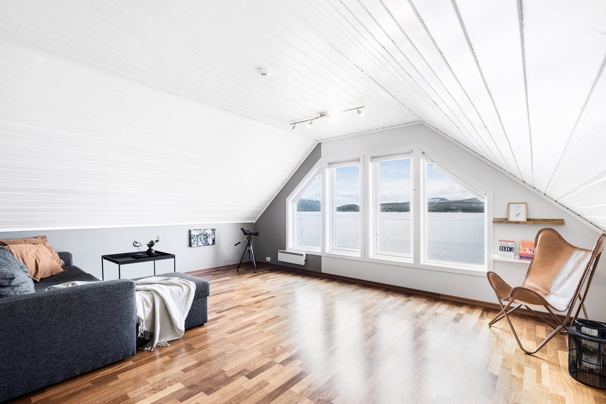 Loftstue med flott utsikt over innseilingen til Tromsø