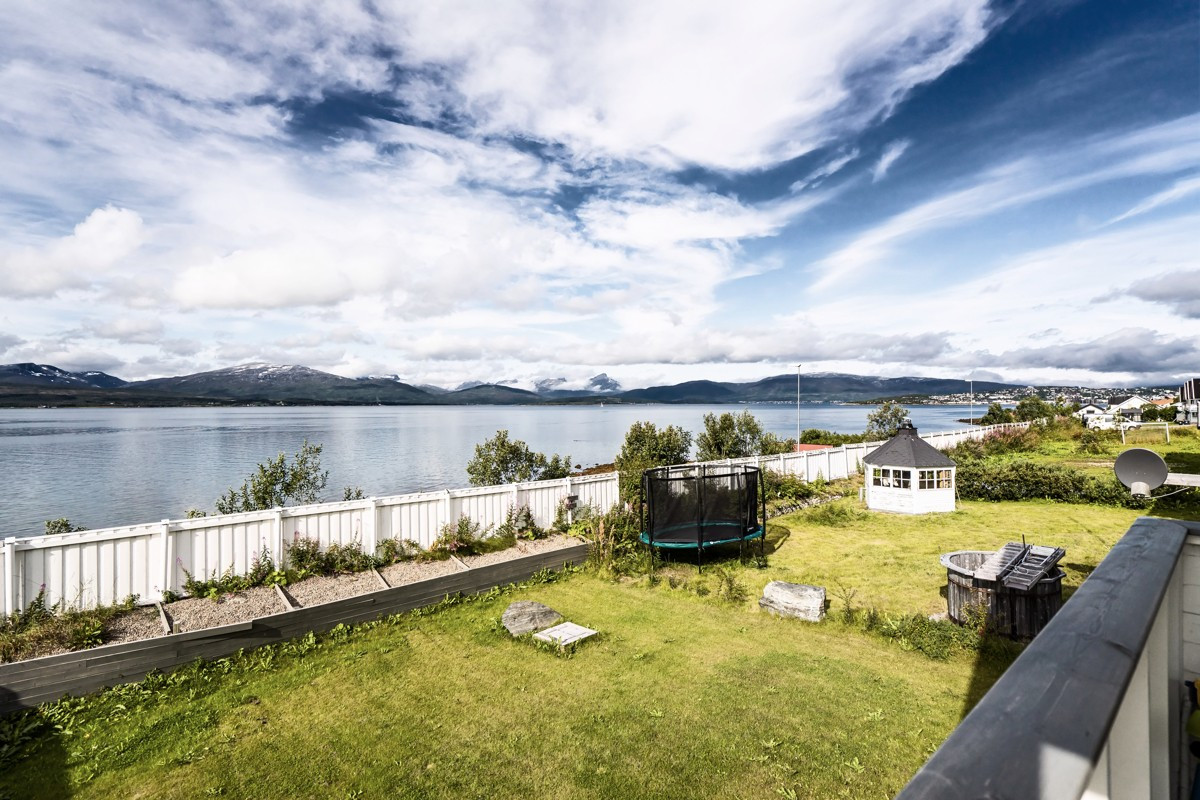 Utsikt over innseilingen til Tromsø med Kvaløya og Malangen i bakgrunnen