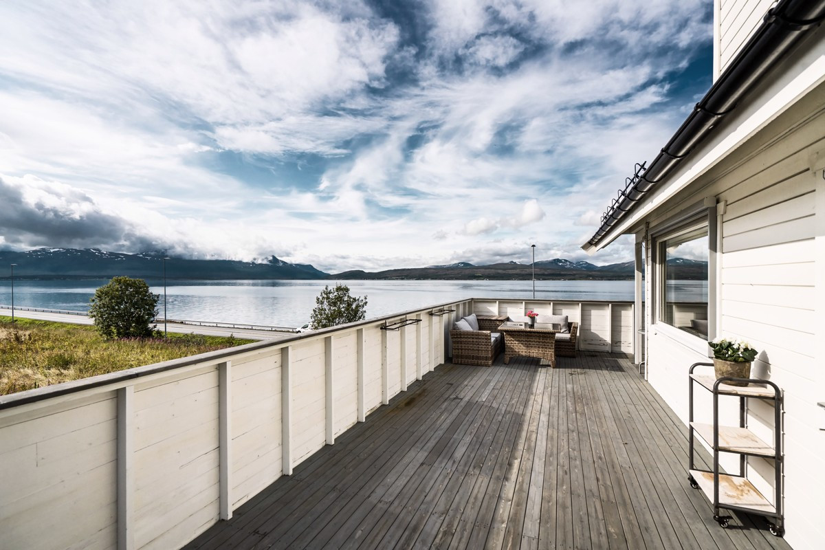 Vestvendt terrasse med flotte utsiktsforhold