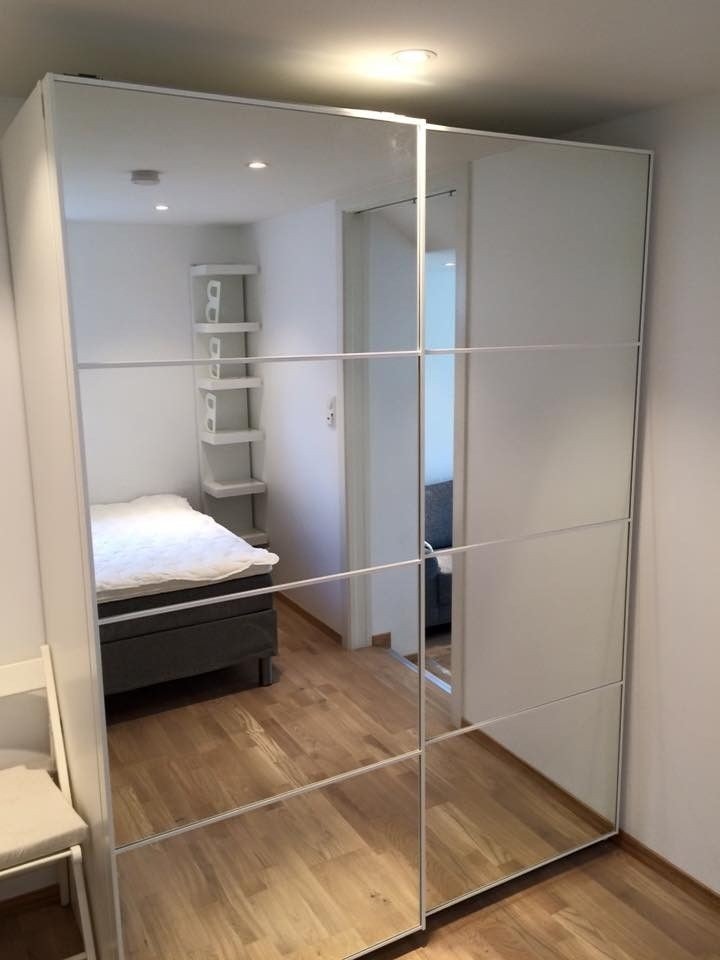 Dobbelt skyvedørsgarderobe på soverommet Galleribilde