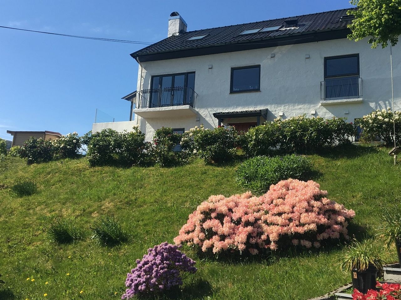 Leiligheten ligger helt på venstre side av huset vårt. Galleribilde