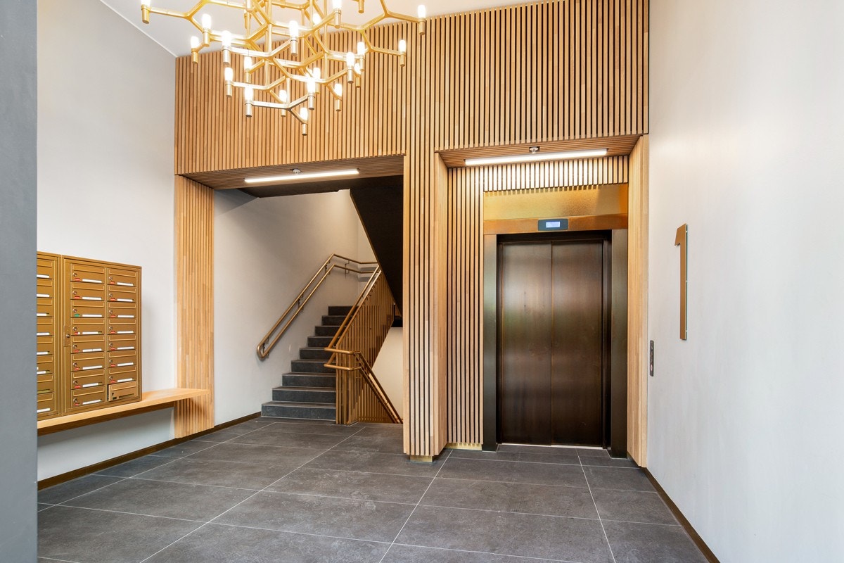 Leiligheten ligger i fjerde etasje og har adkomst via en tiltalende, felles oppgang med heis. Galleribilde