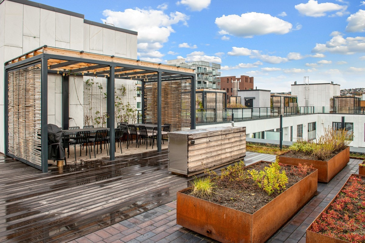 Takterrassen innbyr til sosiale lag med etablerte sitteområder og vakker beplantning. Galleribilde