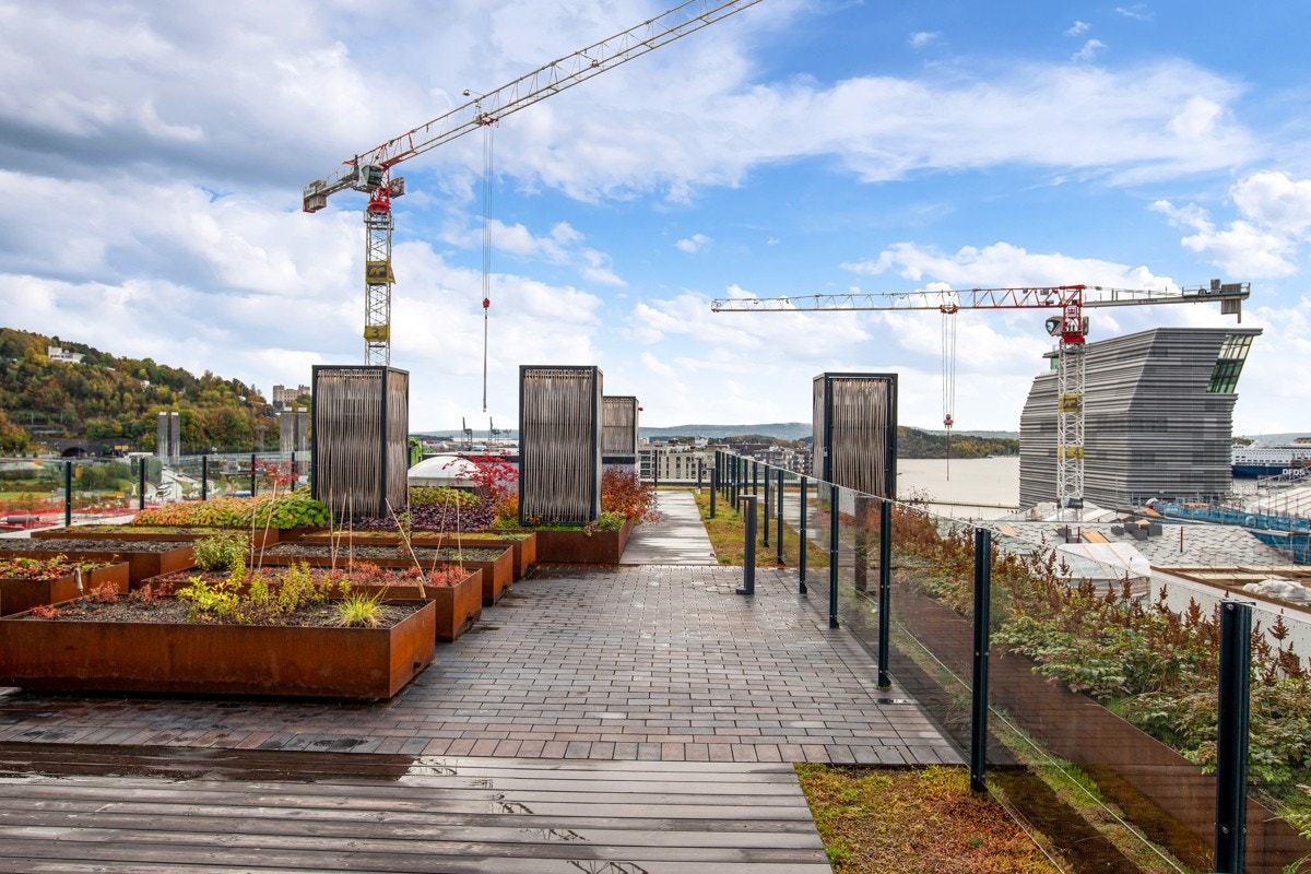 Fra en felles takterrasse er det panoramautsikt over hovedstaden og Oslofjorden. Galleribilde