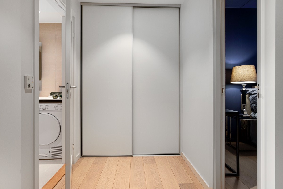 Mellom badet og hovedsoverommet er det en stor og praktisk skyvedørsgarderobe. Galleribilde