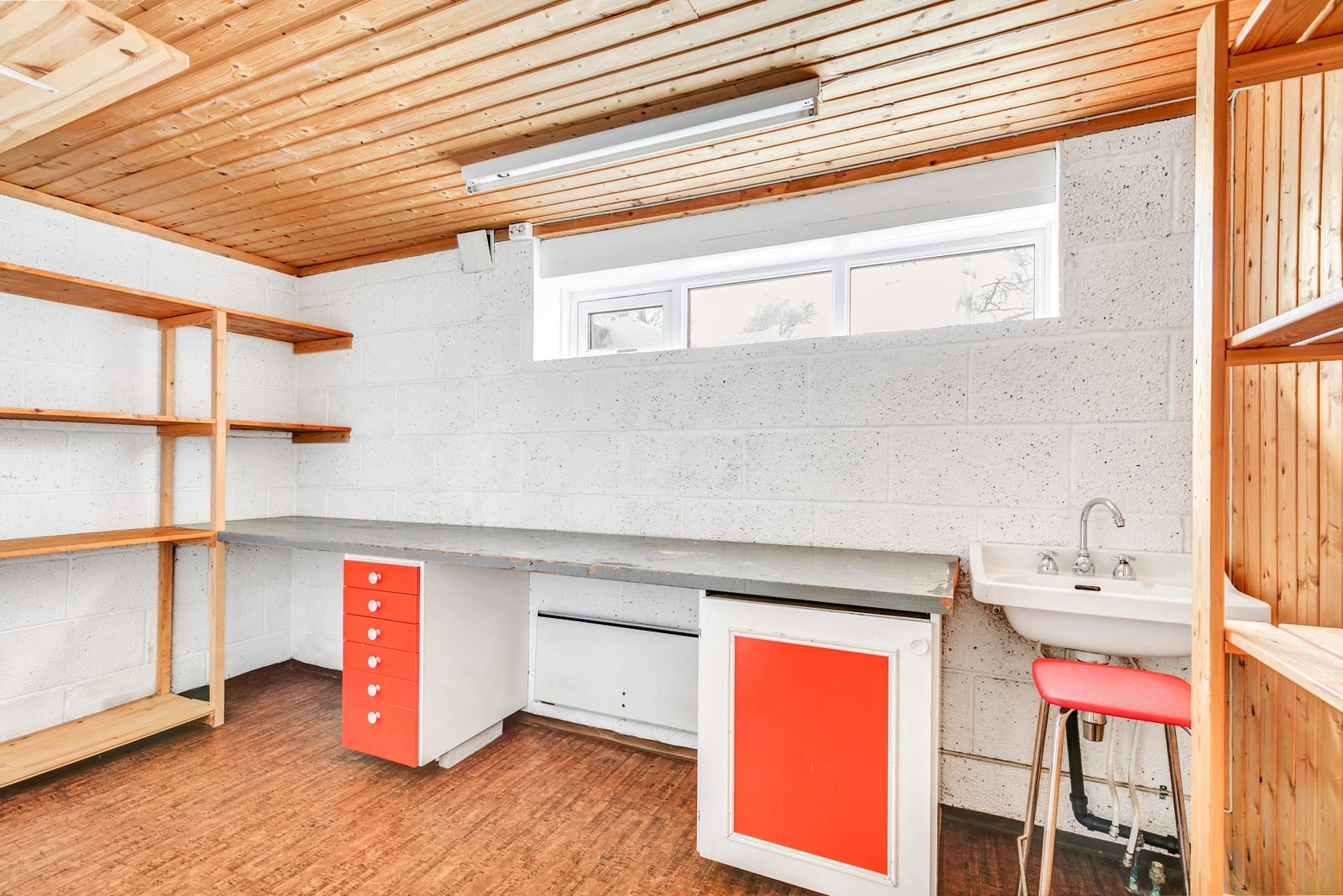 Vaskerom i kjeller som er utstyrt med utslagsvask og opplegg for vaskemaskin. Galleribilde