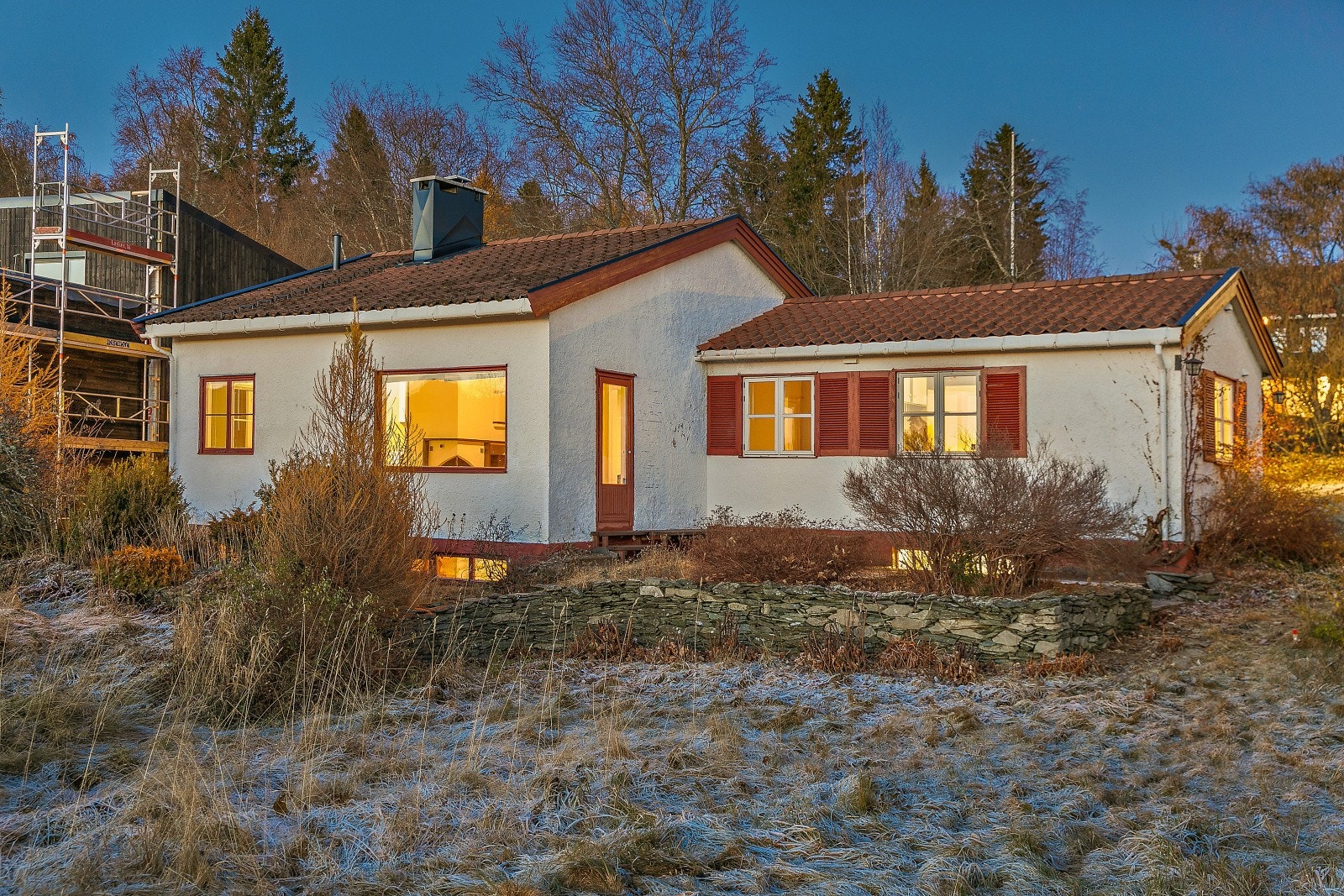 Fasade mot sørvest. Fra hage har man praktfulle sol- og utsiktsforhold, en sjelden kombinasjon på Byåsen. Galleribilde