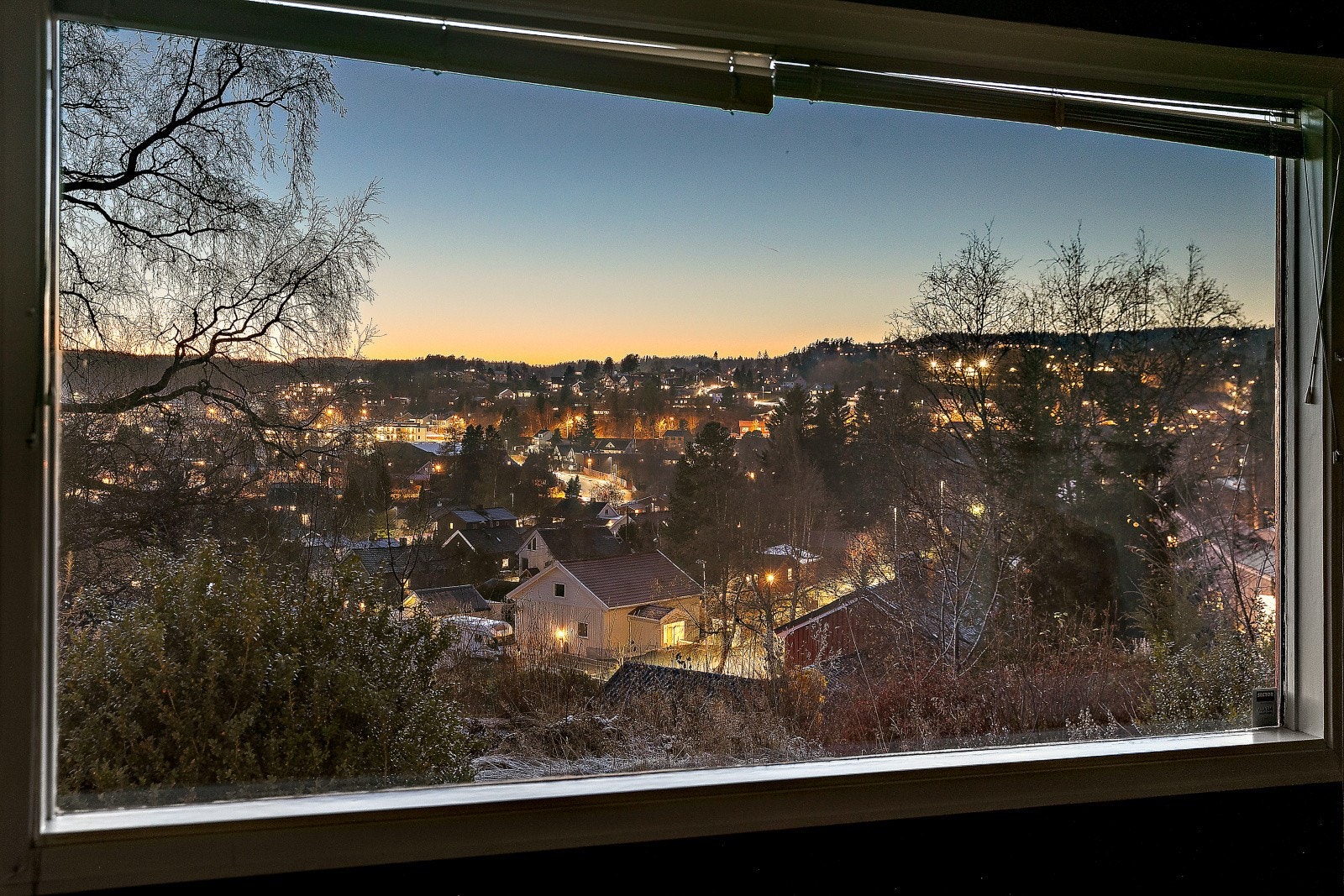 Fra stuens panoramavindu har man praktfull utsikt sørover i retning Vassfjellet og Granåsen. Galleribilde