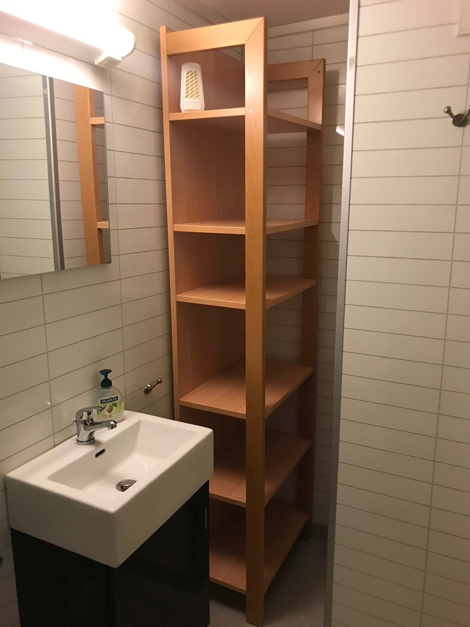 Bad med dusj, vask og vaskemaskin. Toalettet er i gangen! Galleribilde