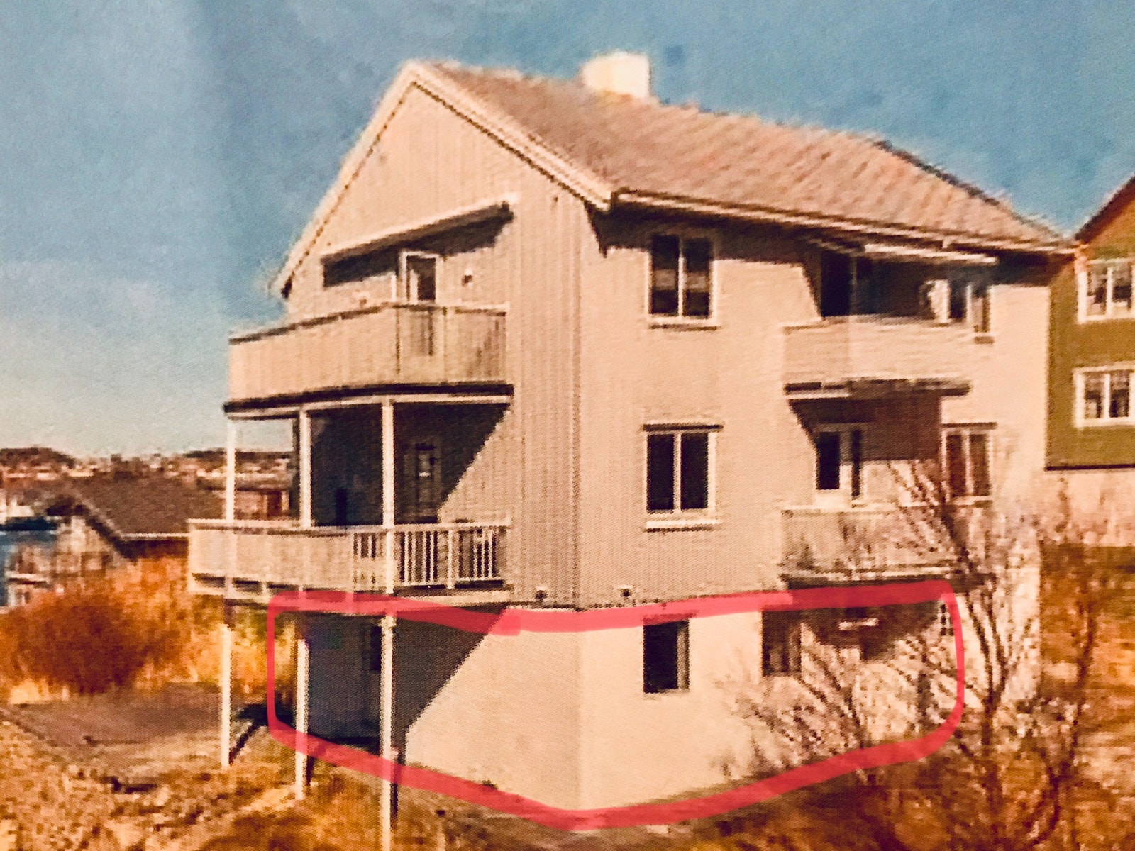 Rolig strøk med parkering i gate ved huset Galleribilde