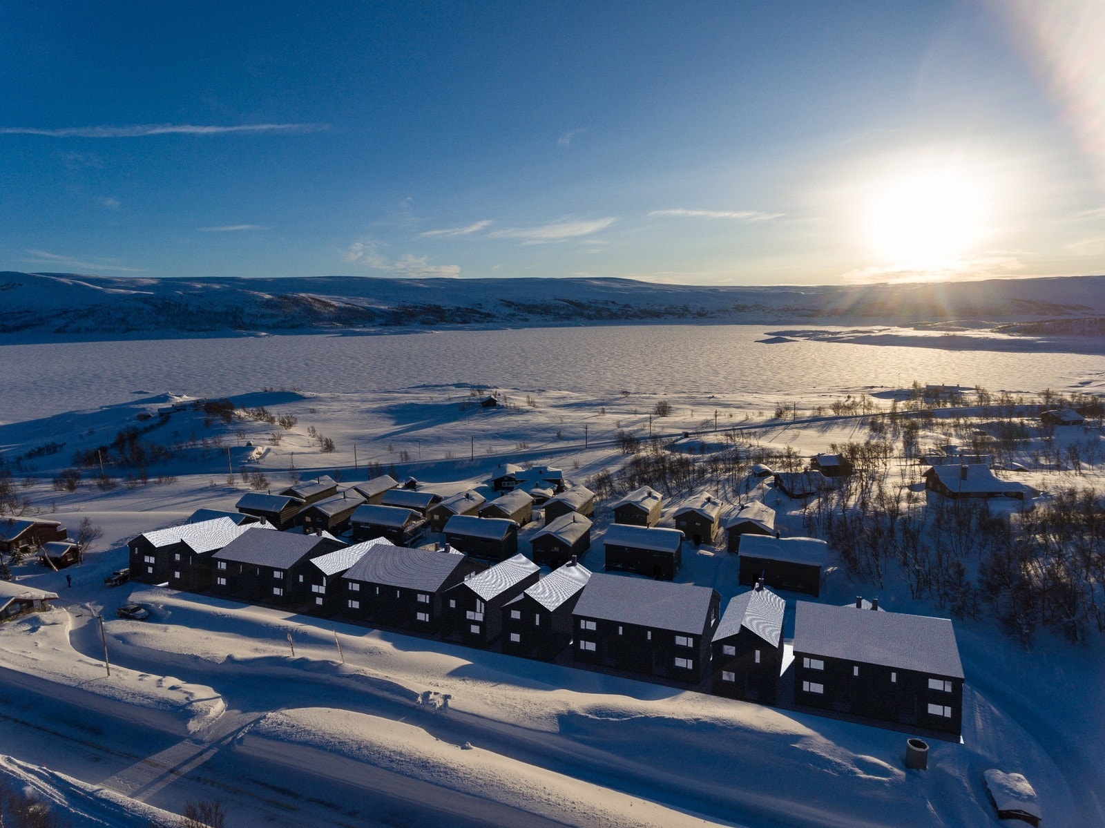 Utsikt over fjell og Ustevatn Galleribilde