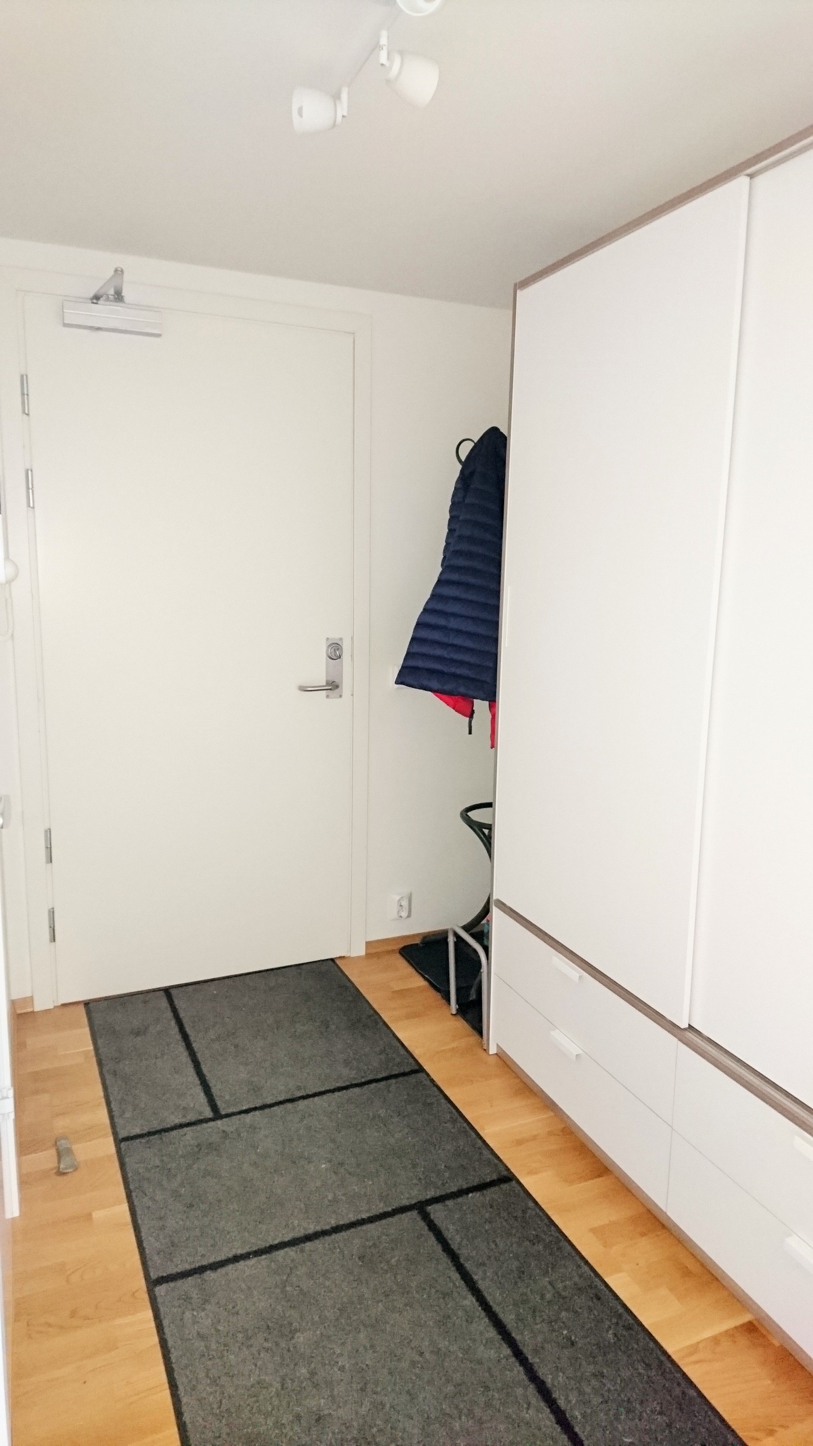 Romslig entre med god garderobeplass Galleribilde