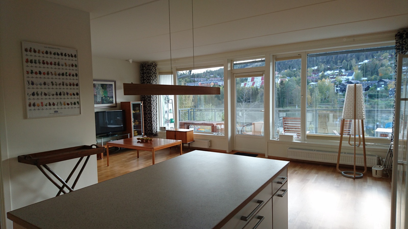 Spiseplass og stue fra kjøkken Galleribilde