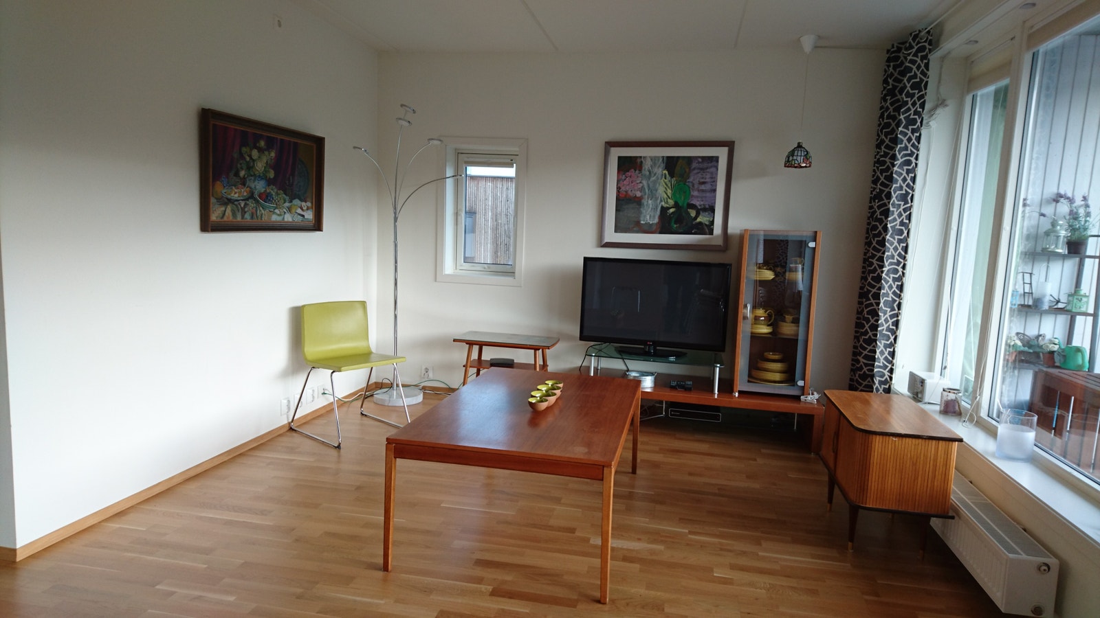 Stue med utgang til balkong, uten
sofa Galleribilde