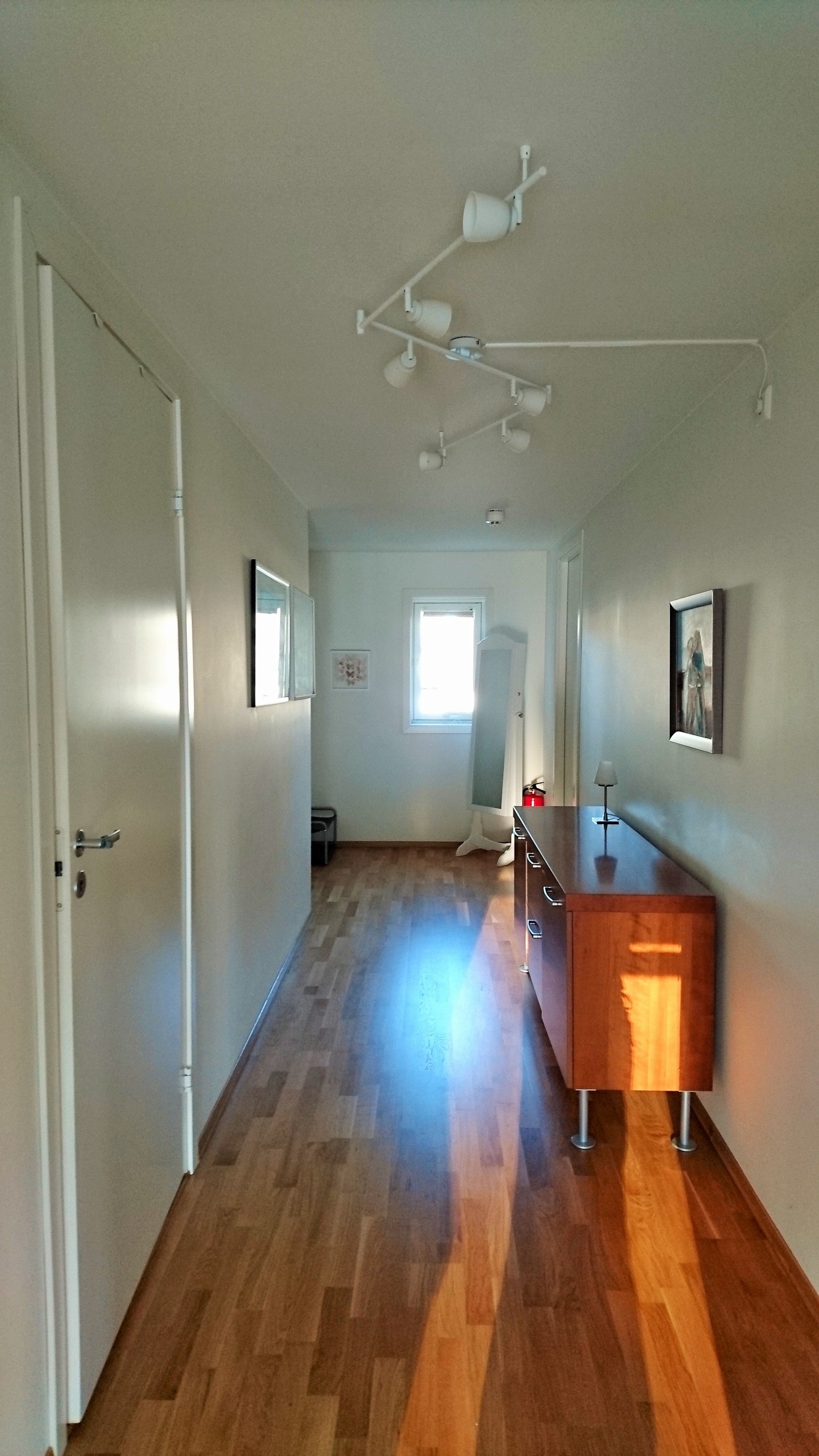 Romslig gang binder alle rommene sammen Galleribilde