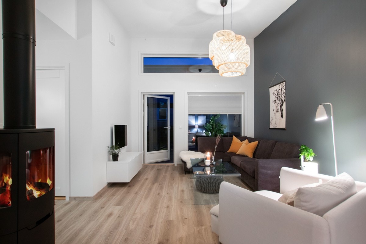 Stuen innbyr til rolige kvelder foran en peisovn. Galleribilde