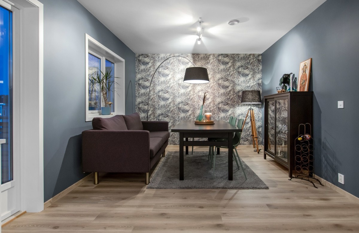 Opprinnelig var det tre soverom i huset, noe som enkelt kan tilbakeføres ved å sette opp en lettvegg på kjøkkenet. Galleribilde