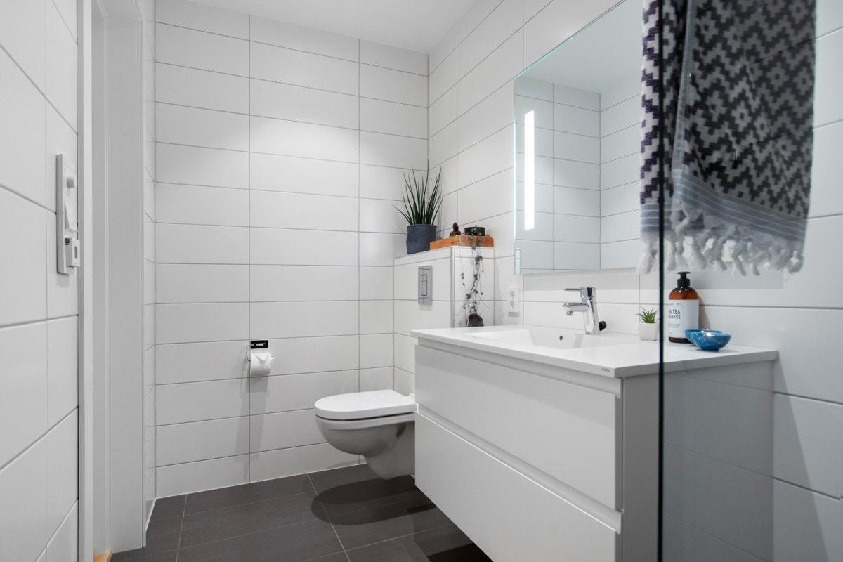 Begge badene er utstyrt med gulvvarme og downlights. Galleribilde