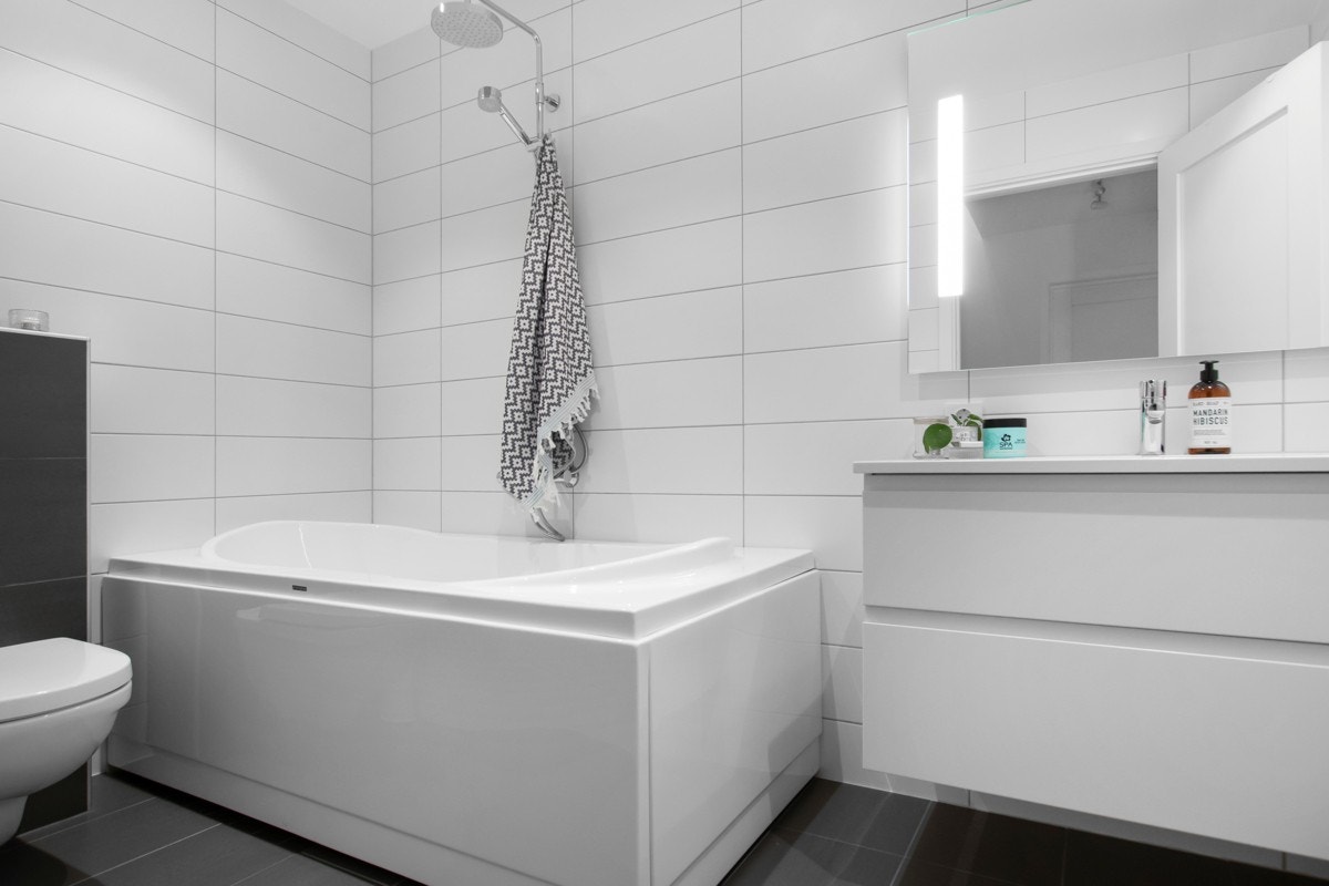 Rekkehuset har to moderne bad beliggende i hver sin etasje. Galleribilde
