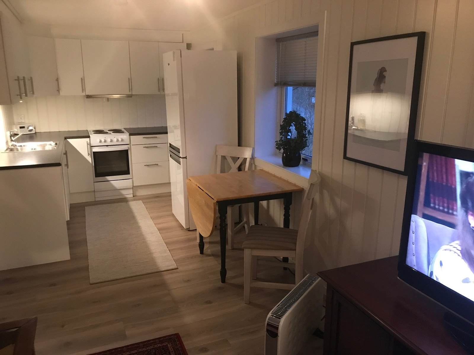 Kjøkken med oppvaskmaskin og kjøl/frys Galleribilde