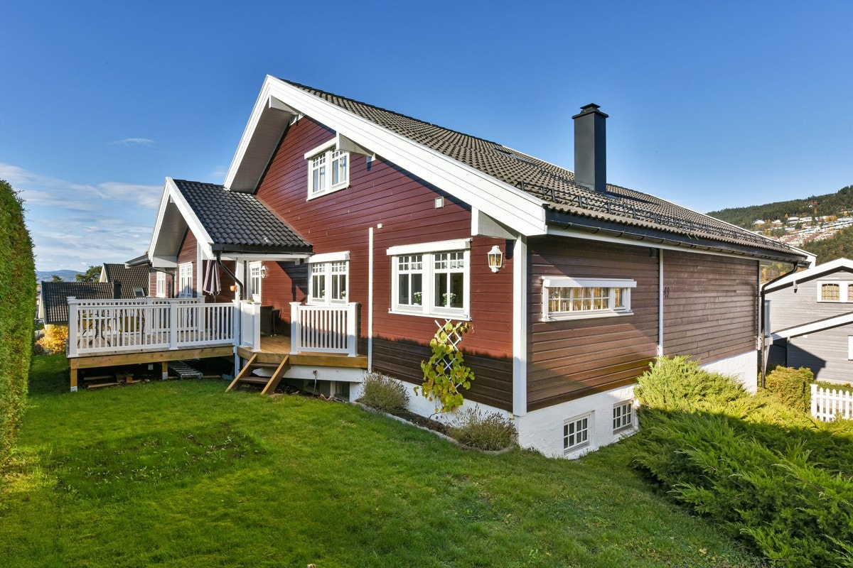 Fra terrassen er det trapp ned til hagen. Galleribilde