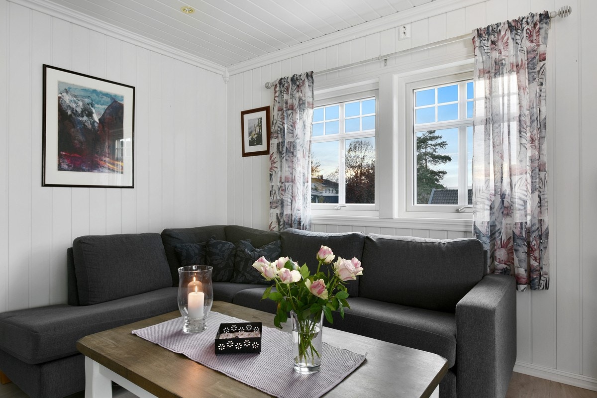 TV stuen er lys og luftig. Galleribilde