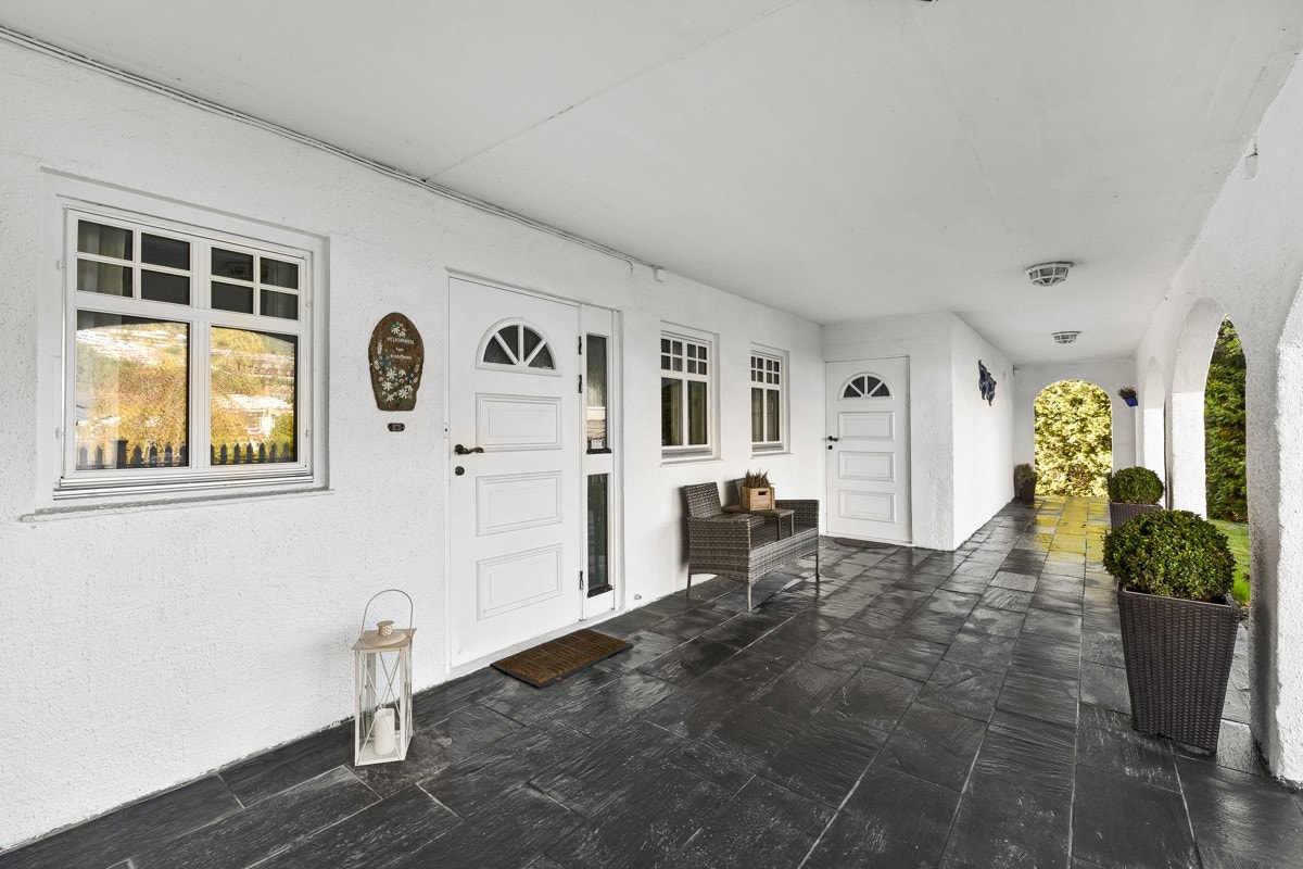 Boligen har adkomst via et overbygd inngangsparti belagt med skifer. Galleribilde