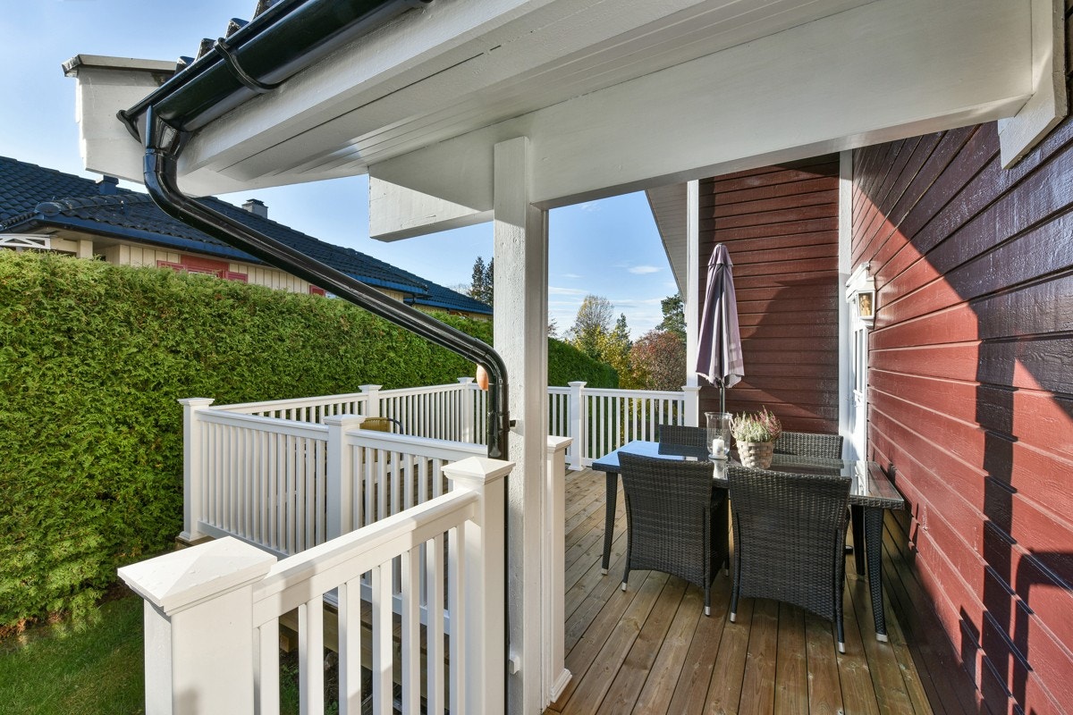 Usjenert terrasse på baksiden av huset. Galleribilde