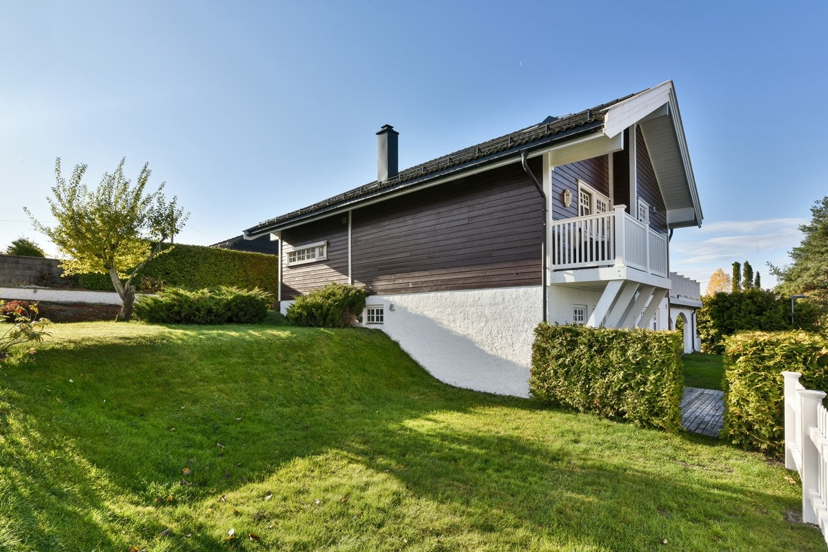 Tomten er skrånende over flere nivå. Galleribilde