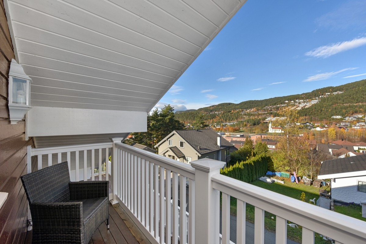 Fra loftstuen har man utgang til luftebalkong. Galleribilde